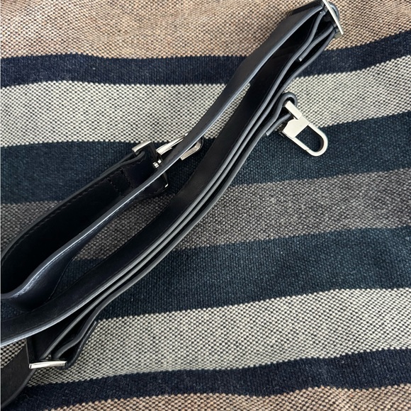 Barely used tote bag with shoulder strap. - Picture 2 of 8